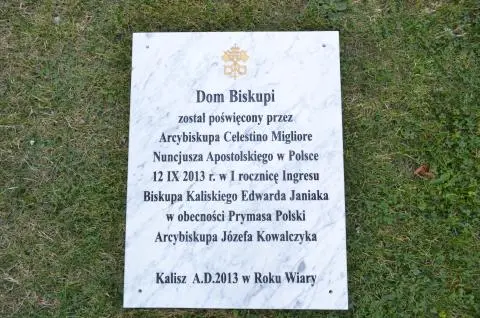  Dom Biskupi	Tablica wykonana z białego marmuru Carrary
                                    