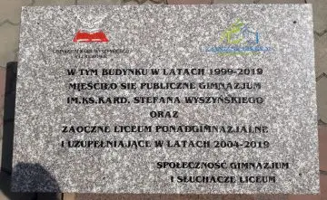Płyta granitowa gimnazium w Lubichowie