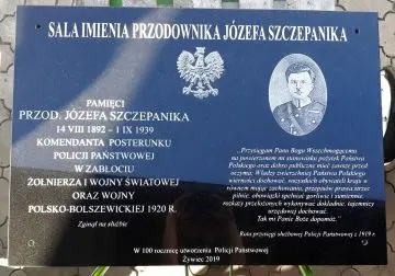 Tablica pamiątkowa policja
