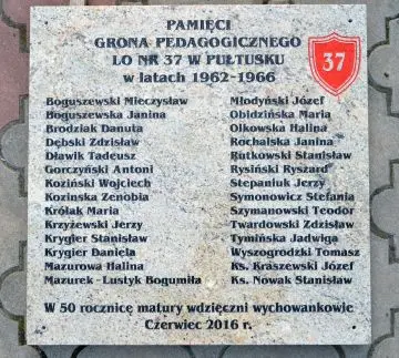  Pamięci pamiątkowa Grona Pedagogicznego	Tablica granitowa z listą pedagogów pracujących w szkole.
                                    