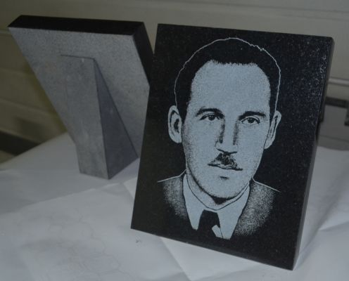 Grawer wykonany na tablicy w kształcie książki