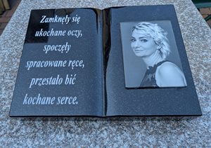 Nagrobek książka z wierszem i porcelaną - artystyczna forma granitowa