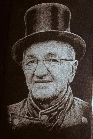 Engraved Photo on Granite Headstone 35×25 cm – Diamond Portrait on Black Granite