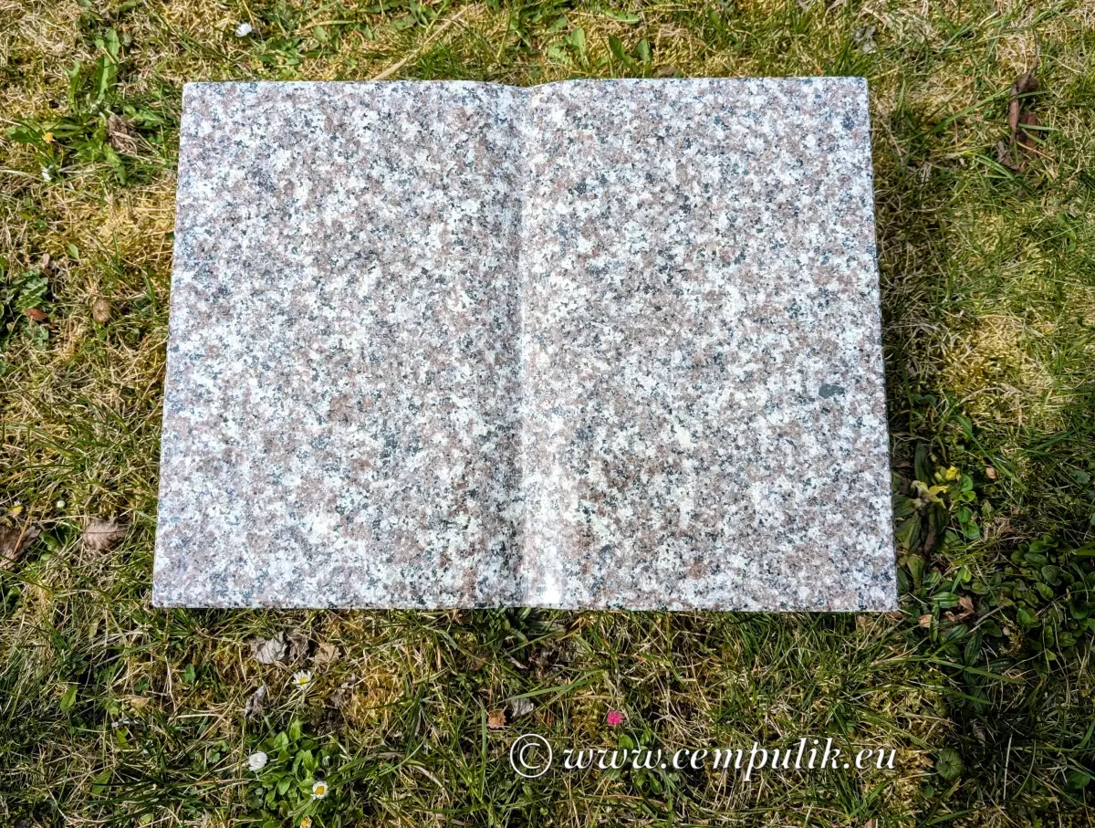 Jasnobrązowa Książka Granitowa Nagrobna – Wzór Premium