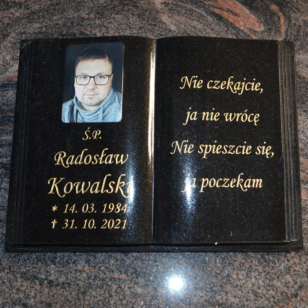Czarna Księga Granitowa na Nagrobek 40×30 cm — Głębokie Piaskowanie, Złoty Napis