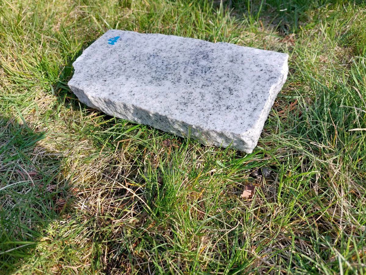 Łupana płyta granitowa nr 4 — Nagrobek dla zwierząt