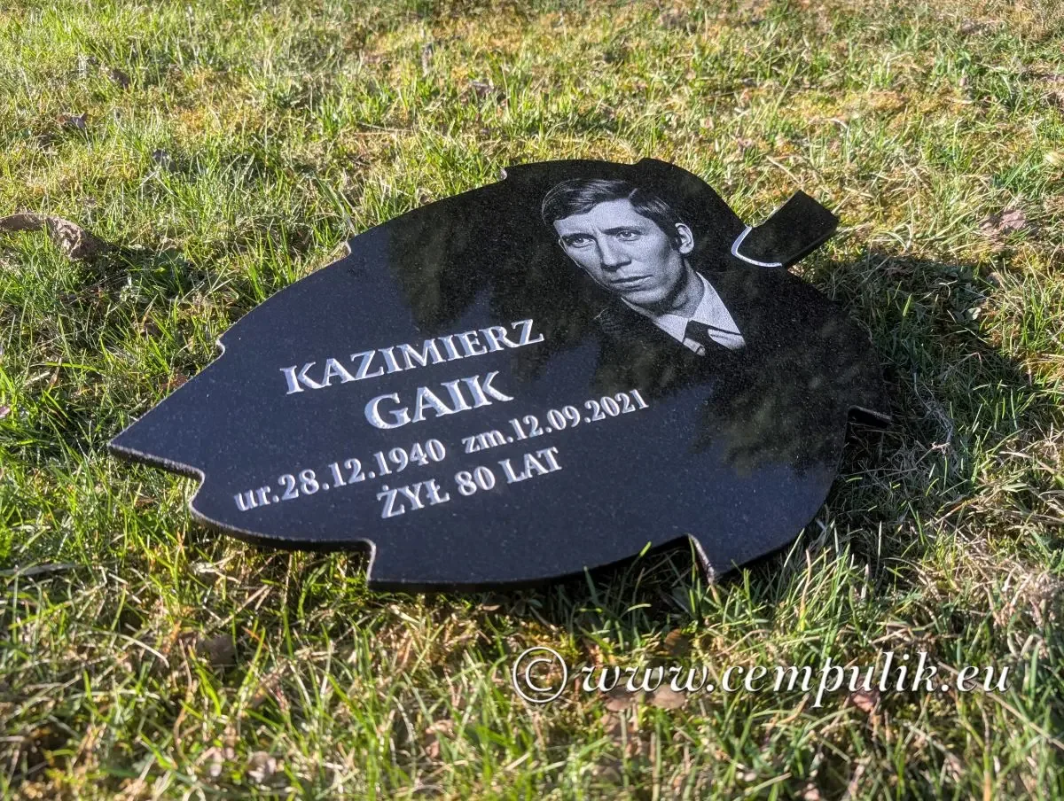 Płyta granitowa w kształcie liścia z grawerem – 40 × 25 cm