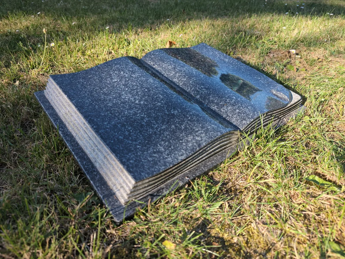Ciemnoszara Książka Granitowa Nagrobna — Wzór II
