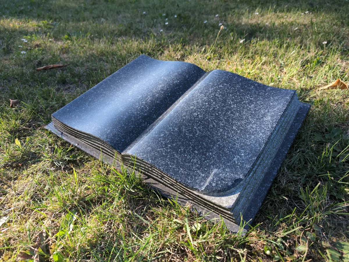 Ciemnoszara Książka Granitowa Nagrobna — Wzór II