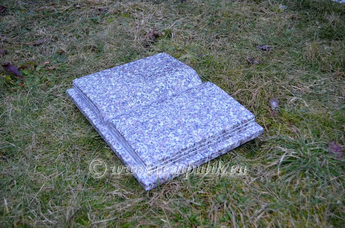 Gravsten som bog i brun granit (40×30 cm) – Smuk og holdbar mindesten