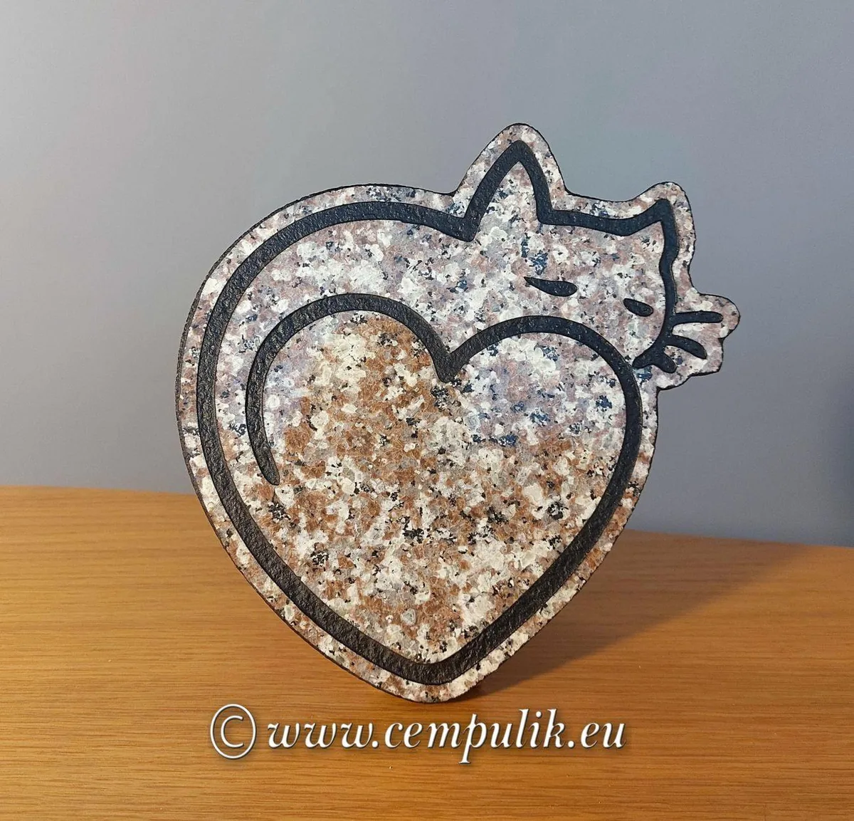Heart-Shaped Cat Memorial – Granite Gravestone Pattern 3