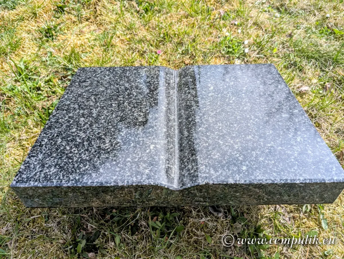 Książka granitowa nagrobna – ciemny granit, personalizowany napis