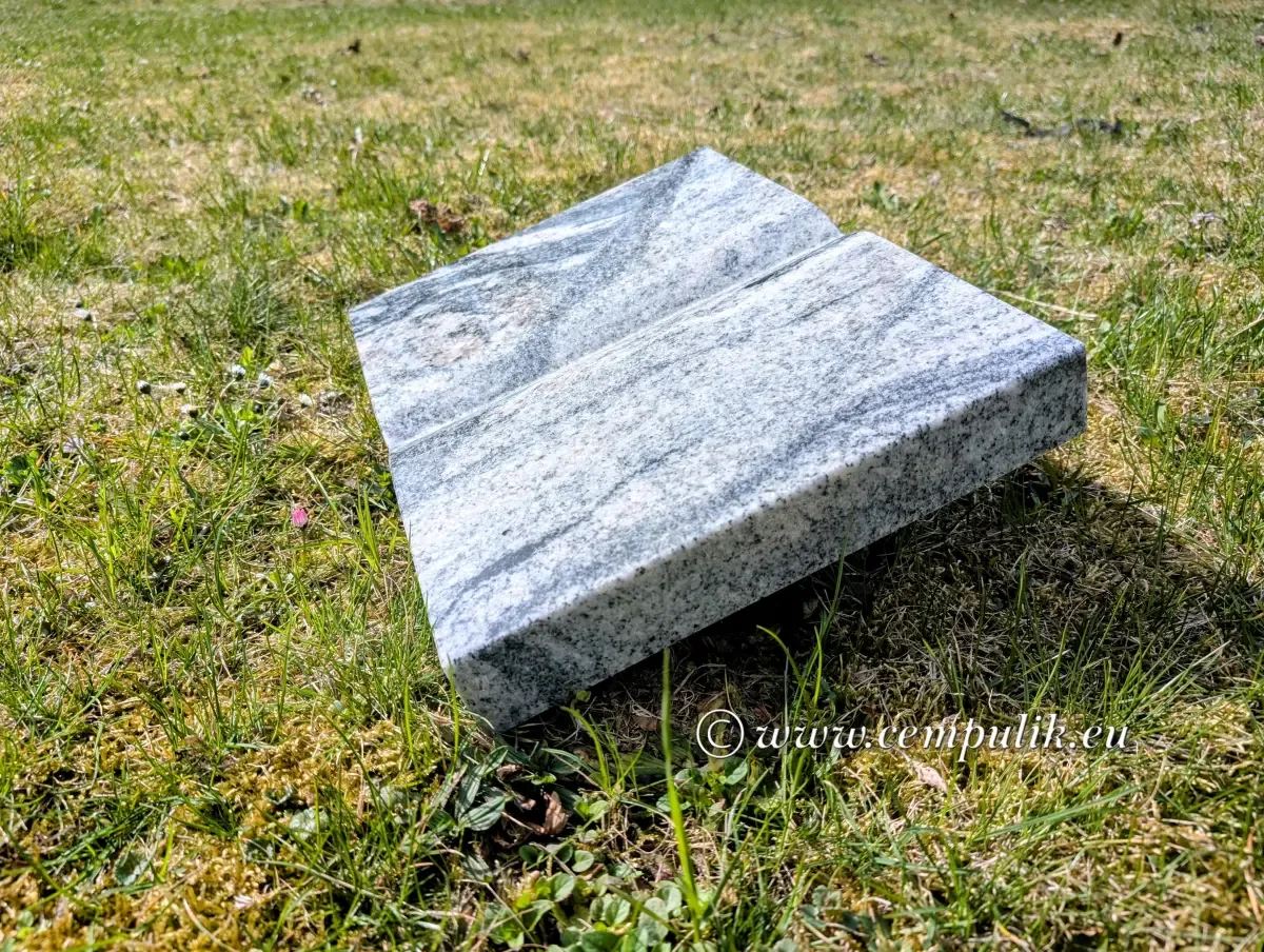 Grabsteinbuch aus Granit — Hellgrau mit Dunklen Adern
