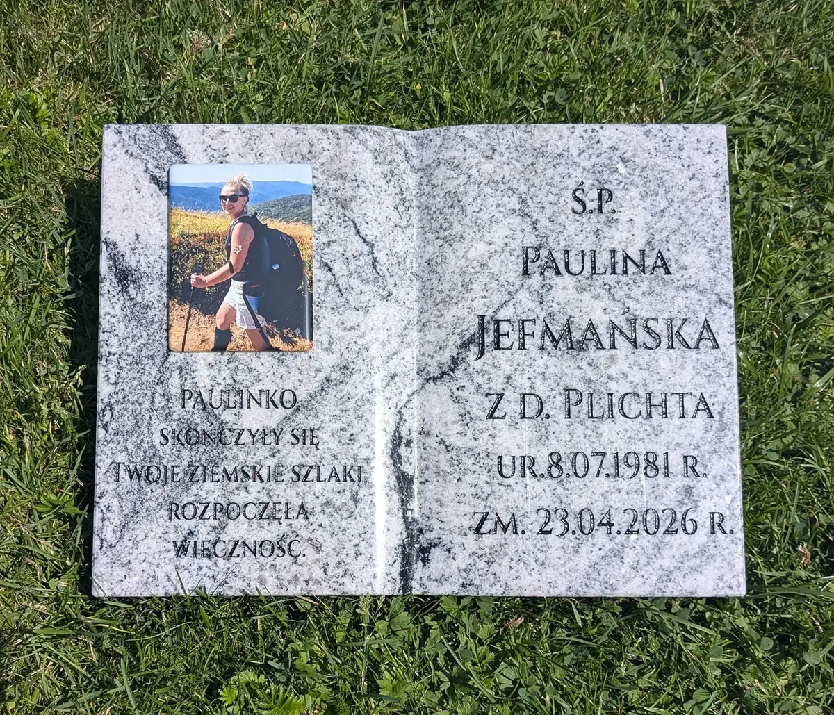 Grabsteinbuch aus Granit — Hellgrau mit Dunklen Adern