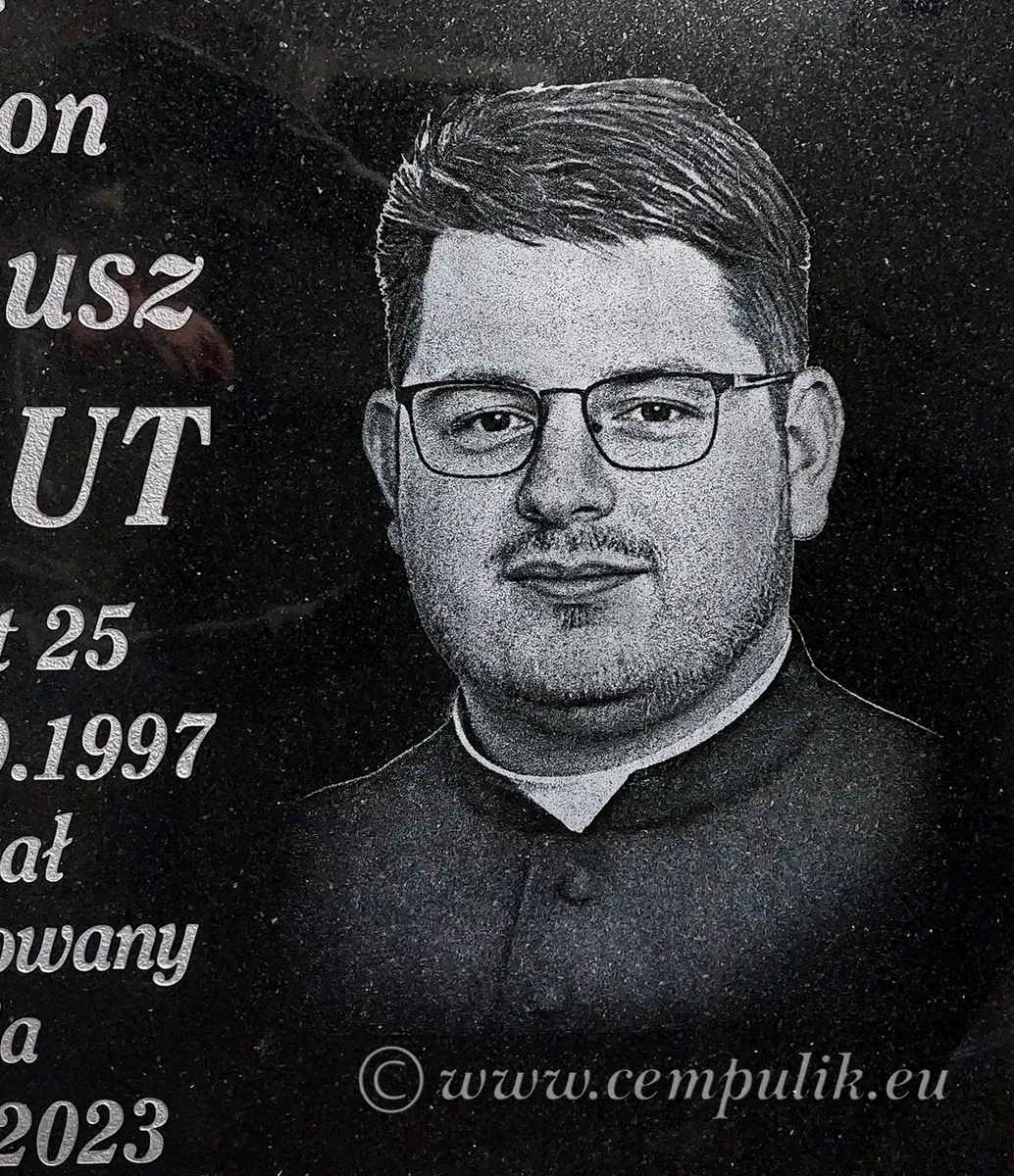Usługa Grawerowania Portretu na materiale powierzonym (Różne Rozmiary)