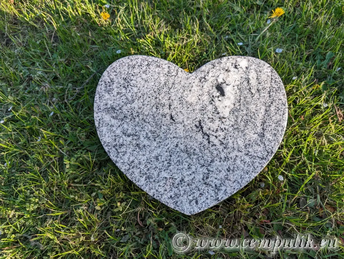 Granitherz Gedenkstein — Hellgrauer Granit mit dunklen Adern