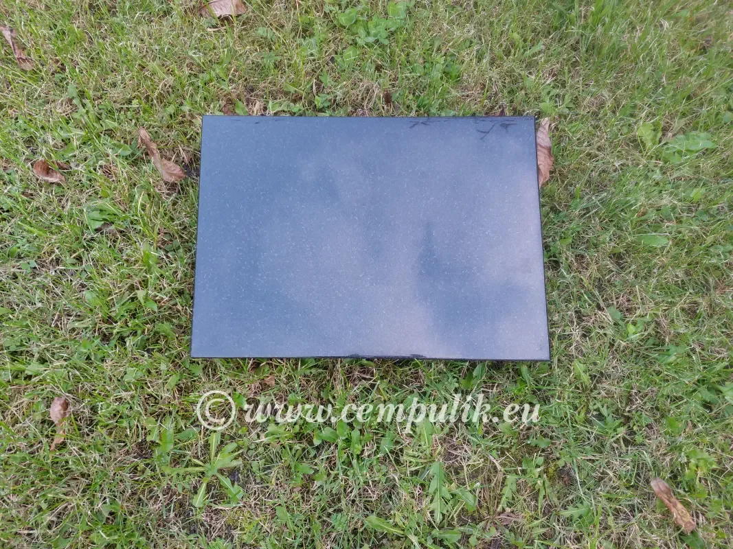 Schwarze Granitplatte (ohne Beschriftung) — Polierter Naturstein