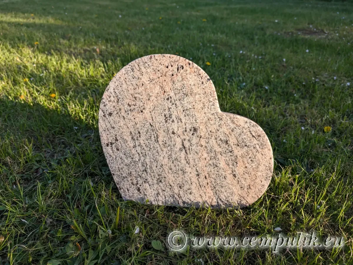 Hældende granithjerte med indgravering — Varm Granit (Granit3)
