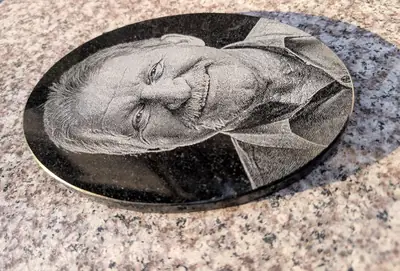 Ovale Gravierte Grabplatte — Schwarzer Granit