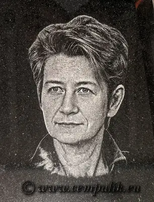 Gravírovaná fotografie zesnulé osoby na náhrobek 21x16cm