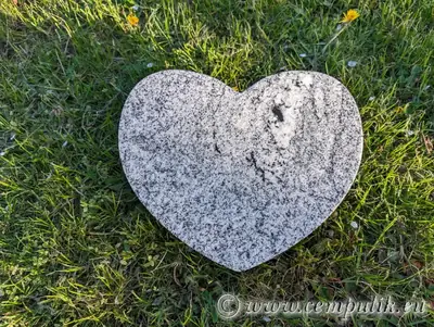Serce Granitowe na Pomnik — Jasnoszary Granit z Ciemnymi Mazami