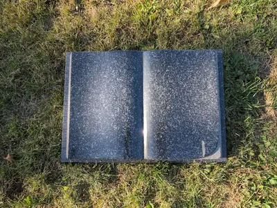Ciemnoszara Książka Granitowa Nagrobna — Wzór II