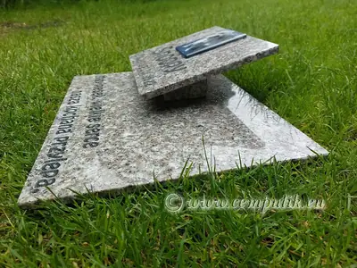 Cremefarbener Haustiergrabstein mit Kerzenplatz — Diamant-Sandstrahlung