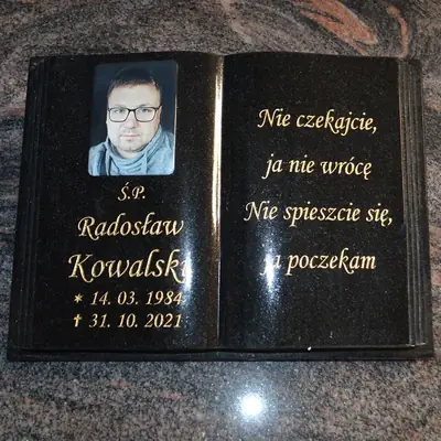 Grabsteinbuch aus Granit 40×30 cm — Schwarzer Granit, Tiefstrahlen, Goldschrift