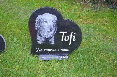 Malé nakloněné žulové srdce s portrétem – prémiová žulová upomínka