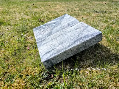 Grabsteinbuch aus Granit — Hellgrau mit Dunklen Adern