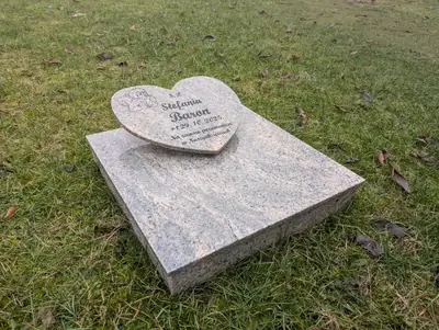 Malý Žulový Urnový Náhrobek — Kompletní Sada s Nápisem