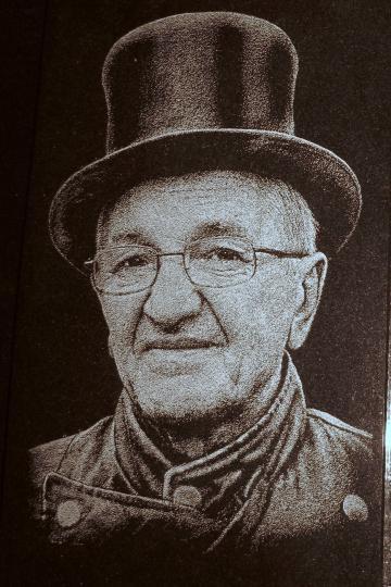 Portret Grawerowany na Granicie — Zdjęcie na Pomnik w Kamieniu