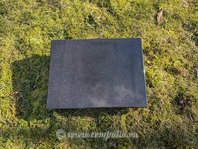 Czarna płyta granitowa 60x60 z napisem