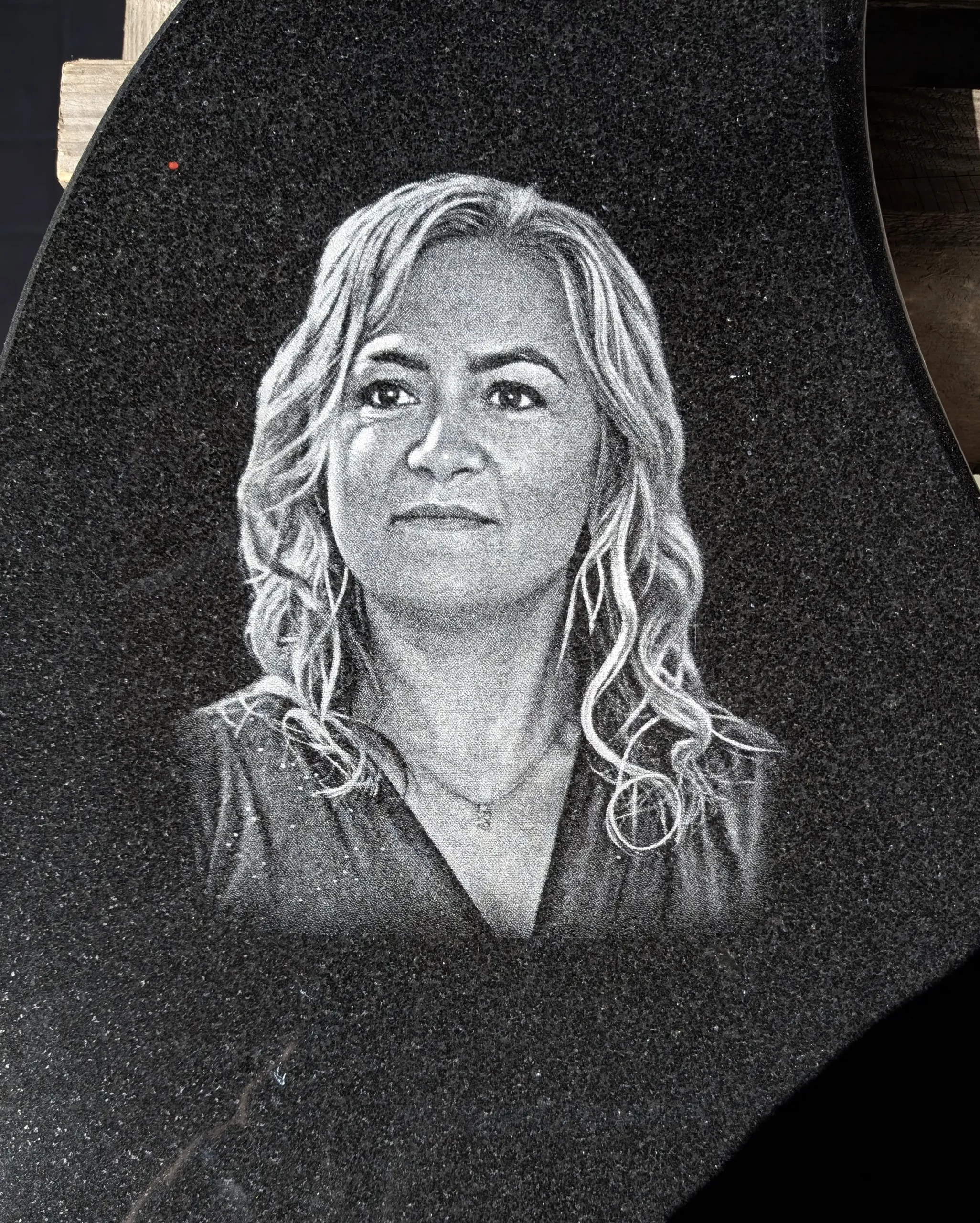 portret kobiety na pomniku granit impal