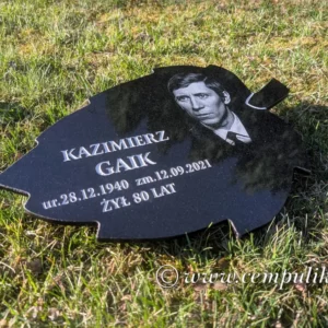 płyta granitowa w kształcie liścia z grawerem