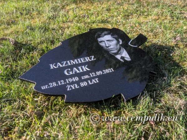 płyta granitowa w kształcie liścia z grawerem