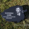 czarna płyta granitowa w kształcie liścia z grawerem