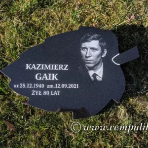 czarna płyta granitowa w kształcie liścia z grawerem