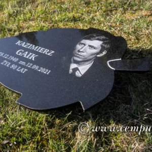 płyta granitowa w kształcie liścia z grawerem