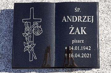 czarna księga granitowa z napisem i krzyżem