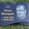 papirus nagrobny ze złoconymi literami i portretem