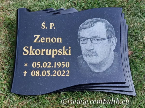 papirus nagrobny ze złoconymi literami i portretem