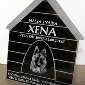 Nagrobek dla psa w kształcie budy dla psa