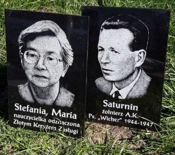 Dodatkowa tabliczka na pomnik (przycięta na wymiar) z napisem