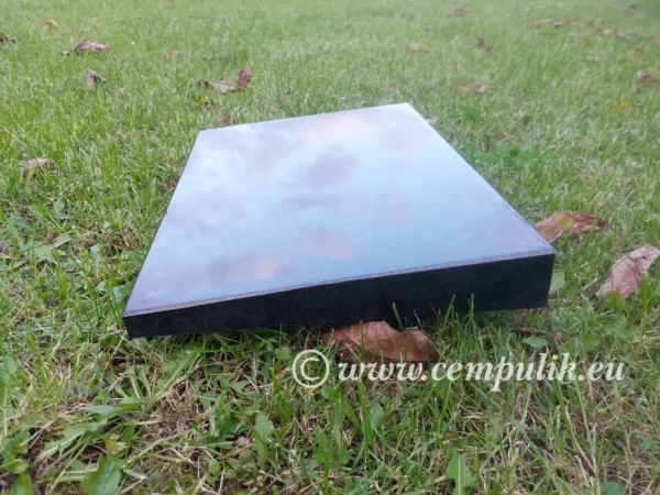 Płyta granitowa w kształcie poduszki - widok z boku