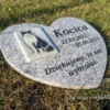 nagrobek dla kota na jasnoszarym granicie ze zdjęciem porcelanowym -widok pod skosem