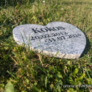 nagrobek dla Kokosa na jasnoszarym granicie w kształcie serca