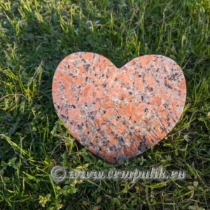 Serce granitowe różowe z napisem - widok przód cień