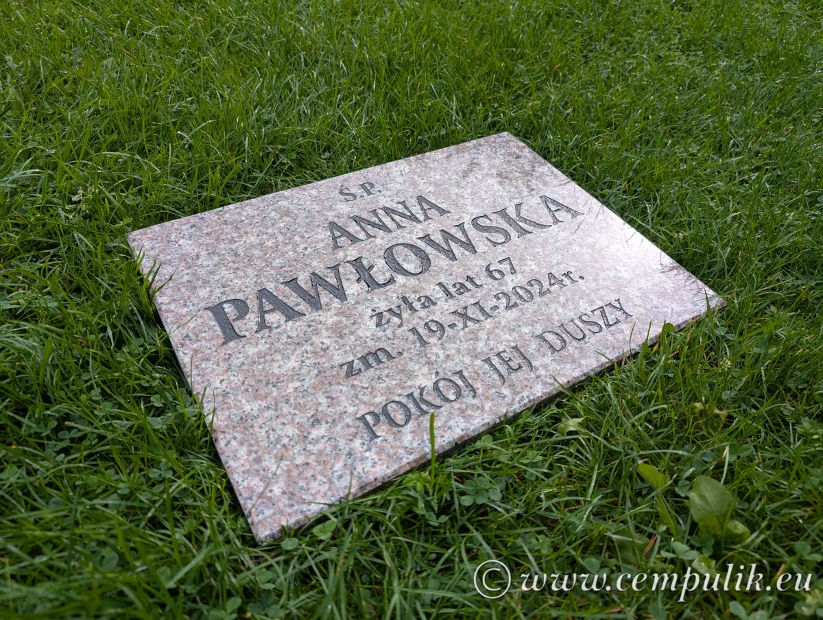 Poduszka granitowa nagrobna – jasnobrązowy granit, personalizowany napis - obrazek 5