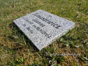 poduszka granitowa nagrobna z napisem